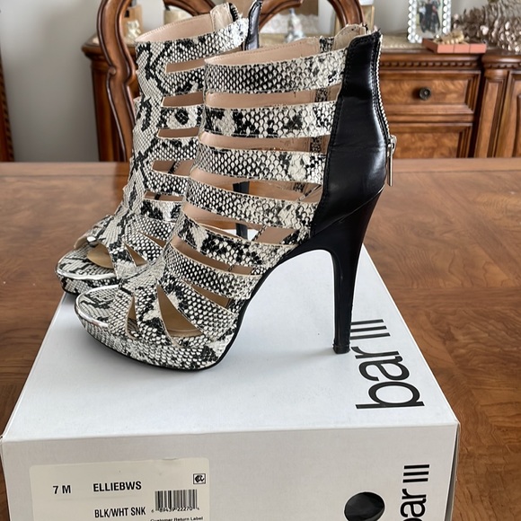 Women’s snake skin bootie, size7. - Picture 3 of 6